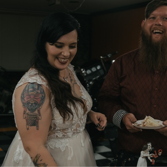 GALINA SIGNATURE
illusion plunge lace appliqued wedding dress IVORY/CASHMERE - Picture 9 of 10